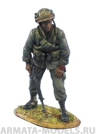 FL35042 US 25th Infantry Division Standing with M-16 First Legion