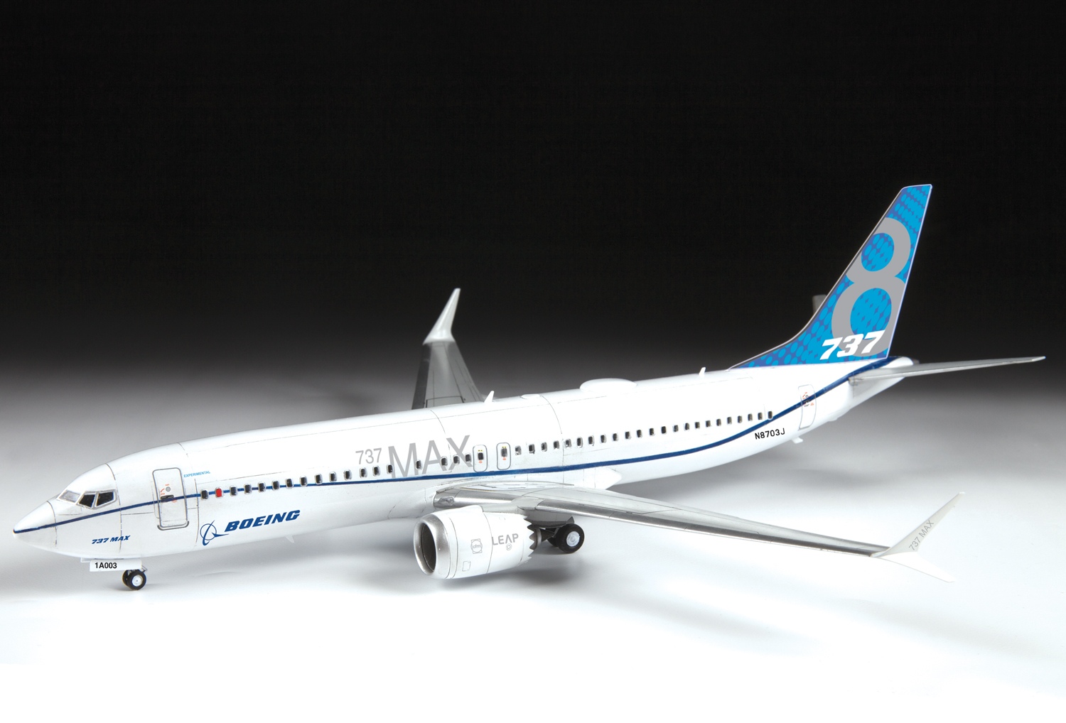 7026 Пассажирский авиалайнер Боинг 737-8 max™ 1/144 Звезда