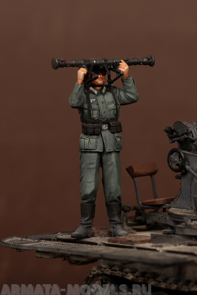 3561SOGA German antiaircraft gunner with artillery rangefinder SOGA Miniatures