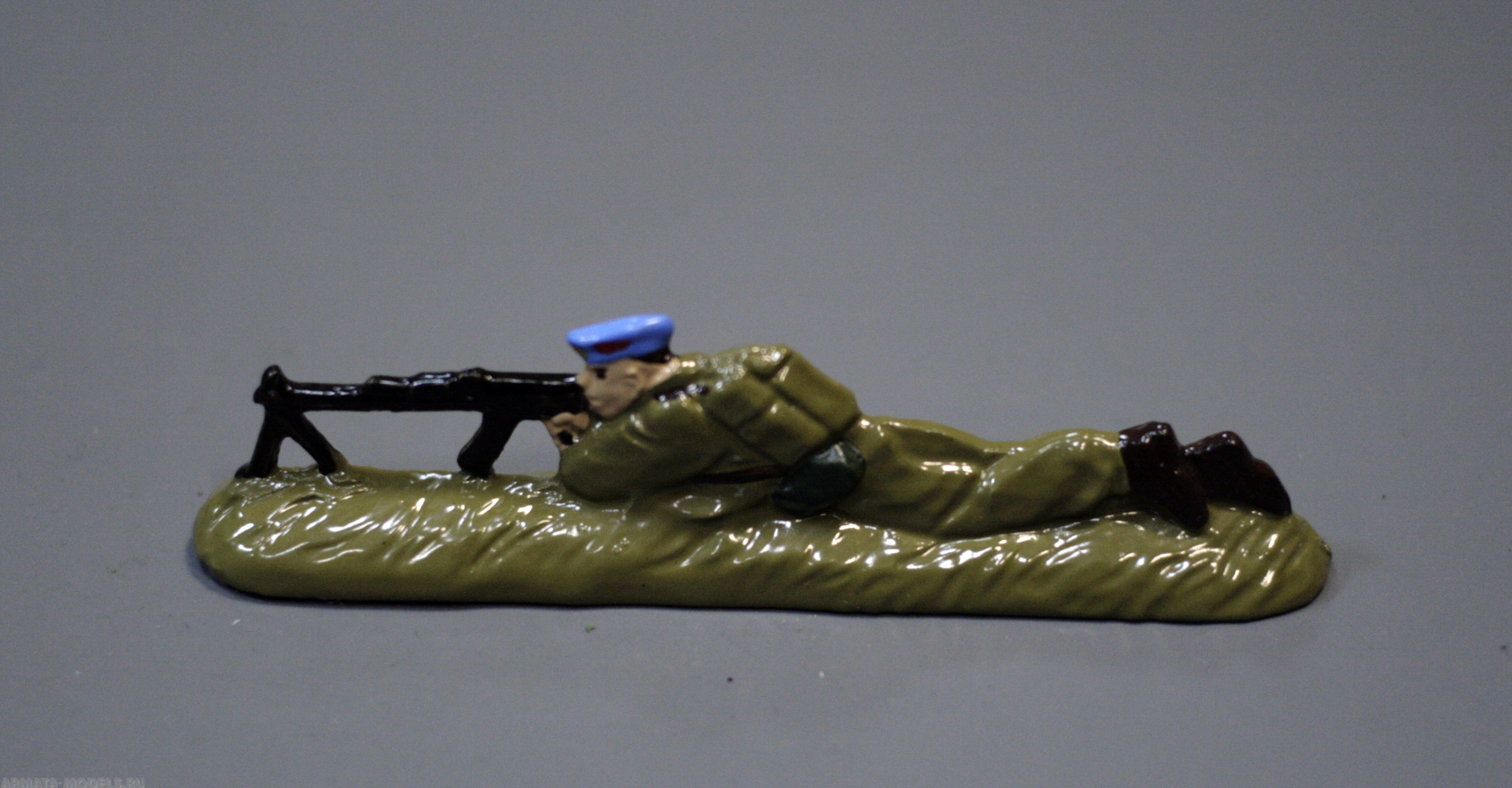 7-128 окрашеная фигура ВДВ. Десантник с пулеметом Солдатики "Ура"