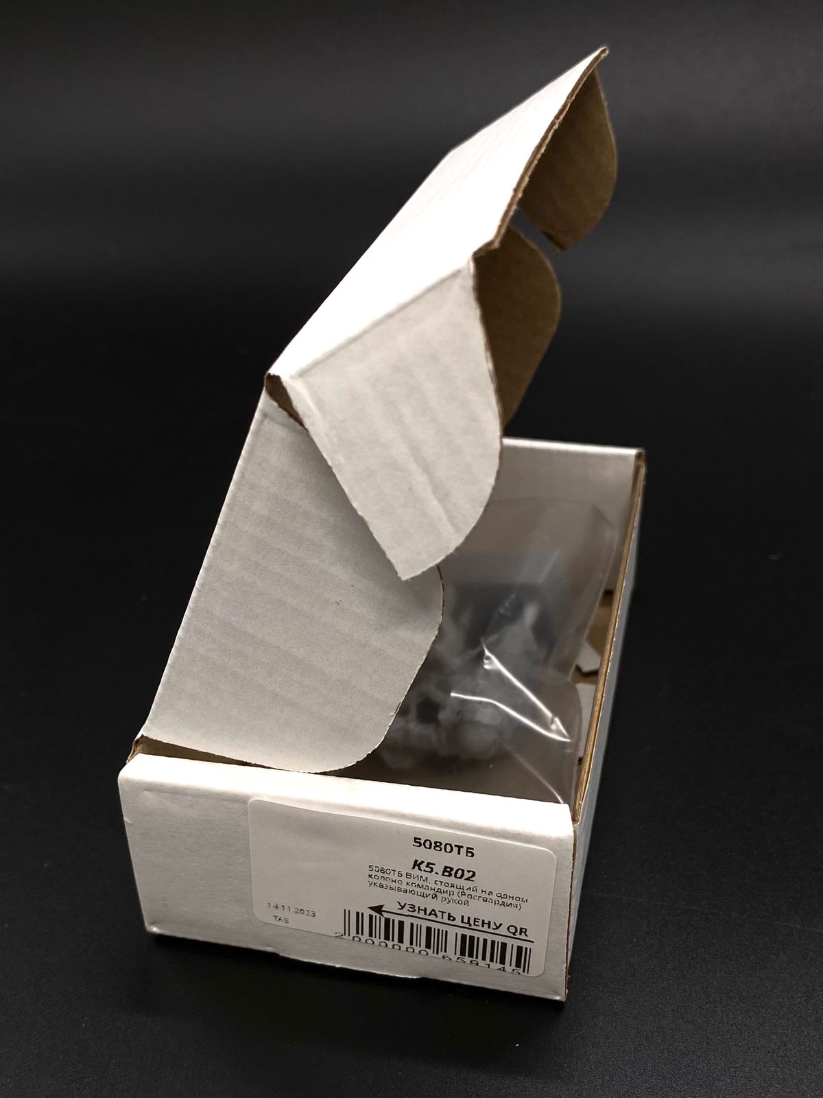 5080ТБ ВИМ, стоящий на одном колене командир (Росгвардия) указывающий рукой Три Богатыря