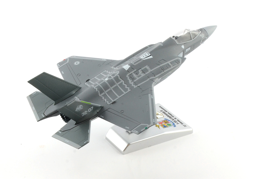 48215ИТ Самолет F-35A LIGHTNING II  1:100 sc. 32° Stormo AM Italeri