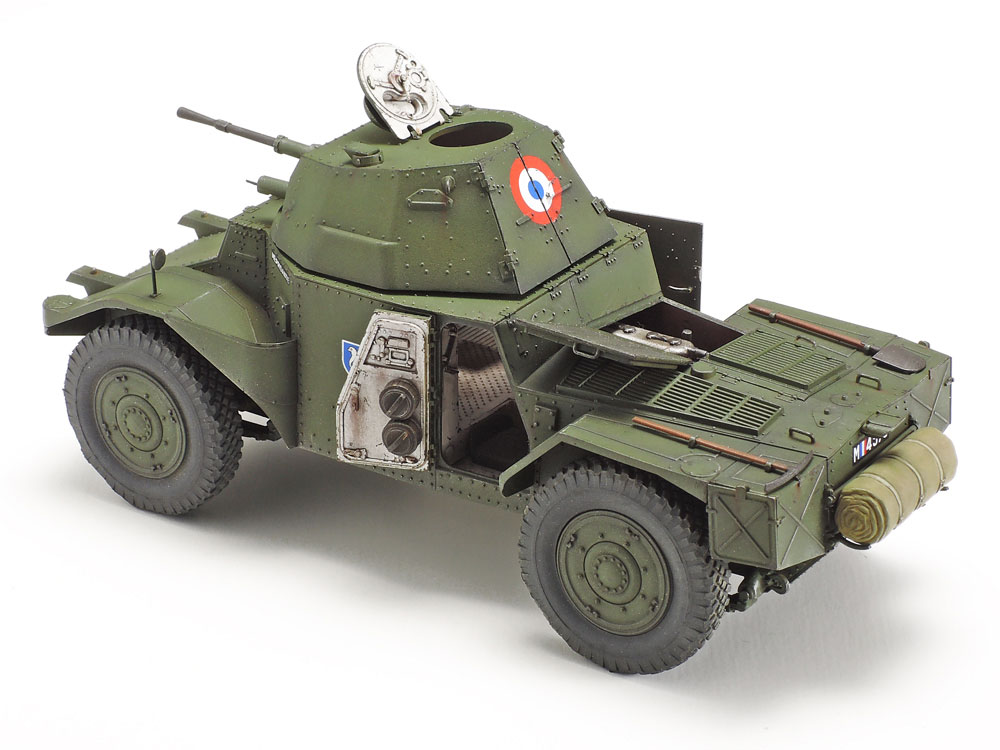 32411T 1/35 Французский бронеавтомобиль AMD35 с фигурой командира. Tamiya