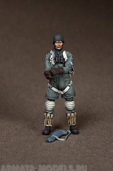 35113SOGA Feldwebel Fallschirmj?ger at the airfield.