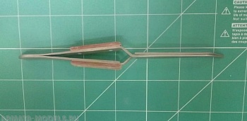 SN50912TW Самозажимной титановый изогнутый пинцет с деревянными накладками, 16 см